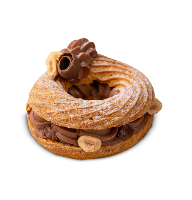 チョコレートヘーゼルナッツクリームを詰めたリング状パリブレスト、チョコレートカールとホールヘーゼルナッツをトッピング