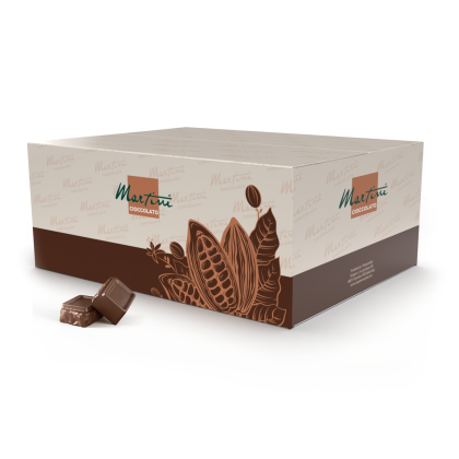 カカオポッドの図柄が描かれたクリーム色と茶色のMartini Cioccolatoの箱、横にミルクチョコレート2片。
